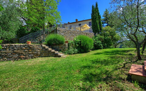 Panzalla: Eigentum, Gras, Wand, Baum, Haus, Garten, Himmel, Steinwand, Estate, Frühling