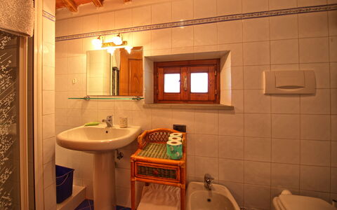 Panzalla: Zimmer, Badezimmer, Eigentum, Interior Design, Gebäude, Haus, Fliese, Möbel, Armatur, Grundeigentum