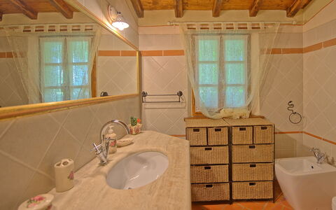 Villa Margherita: Badezimmer, Zimmer, Eigentum, Interior Design, Sinken, Gebäude, Haus, Armatur, Decke, Fliese