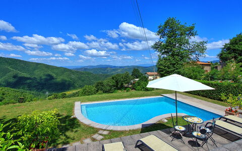 Villa Margherita: Schwimmbad, Eigentum, Grundeigentum, Natürliche Landschaft, Haus, Estate, Urlaub, Gebäude, Zuhause, Freizeit