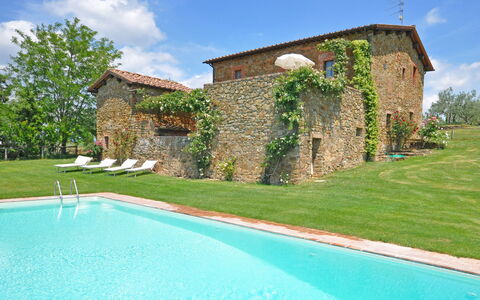 Podere Orietta: Eigentum, Gebäude, Haus, Schwimmbad, Villa, Grundeigentum, Gras, Estate, Baum, Die Architektur