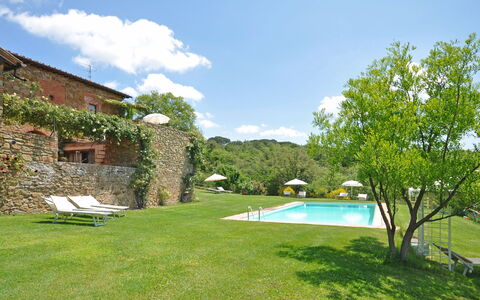 Podere Orietta: Eigentum, Gebäude, Haus, Natürliche Landschaft, Estate, Grundeigentum, Villa, Schwimmbad, Gras, Hinterhof