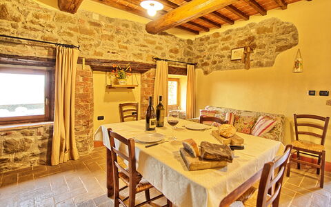 Podere Orietta: Eigentum, Zimmer, Gebäude, Möbel, Interior Design, Esszimmer, Tabelle, Grundeigentum, Decke, Haus