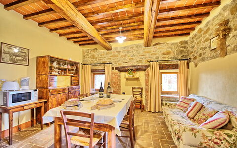 Podere Orietta: Zimmer, Eigentum, Gebäude, Interior Design, Möbel, Decke, Wohnzimmer, Haus, Strahl, Grundeigentum