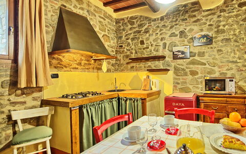 Podere Orietta: Zimmer, Eigentum, Interior Design, Gelb, Gebäude, Wand, Möbel, Countertop, Hintergrund, Küche
