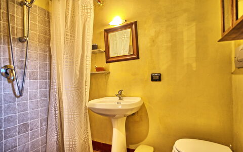 Podere Orietta: Badezimmer, Zimmer, Eigentum, Gelb, Interior Design, Toilette, Wand, Armatur, Fliese, Die Architektur