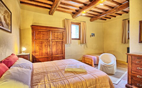 Podere Orietta: Schlafzimmer, Zimmer, Bett, Möbel, Eigentum, Bettdecke, Gebäude, Interior Design, Decke, Bettrahmen