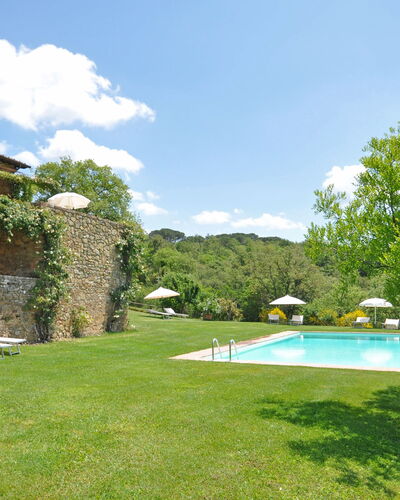 Podere Orietta: Eigentum, Gebäude, Haus, Natürliche Landschaft, Estate, Grundeigentum, Villa, Schwimmbad, Gras, Hinterhof