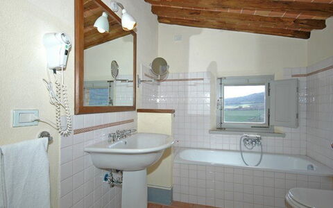 Brunello: Badezimmer, Eigentum, Zimmer, Gebäude, Haus, Interior Design, Badewanne, Fussboden, Fliese, Grundeigentum