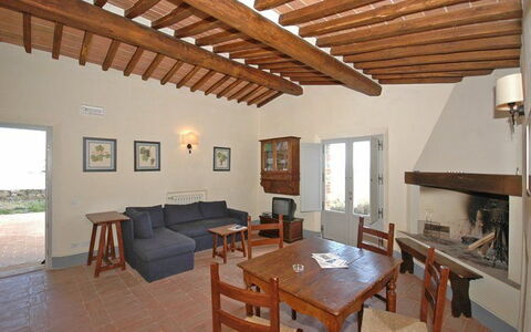 Brunello: Eigentum, Gebäude, Zimmer, Möbel, Decke, Haus, Interior Design, Grundeigentum, Wohnzimmer, Strahl
