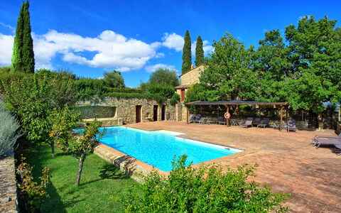 Brunello: Pflanze, Himmel, Wasser, Wolke, Eigentum, Gebäude, Azurblau, Botanik, Baum, Schwimmbad