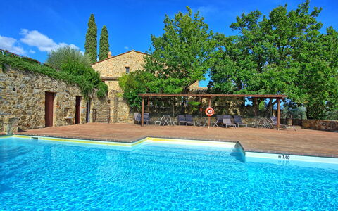 Brunello: Wasser, Himmel, Pflanze, Wolke, Eigentum, Gebäude, Schwimmbad, Blau, Azurblau, Natur
