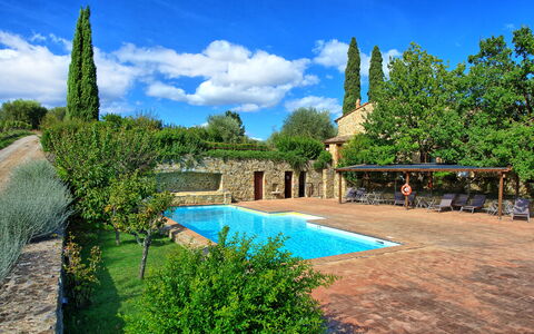 Brunello: Wolke, Wasser, Himmel, Pflanze, Eigentum, Botanik, Azurblau, Baum, Natürliche Landschaft, Gebäude
