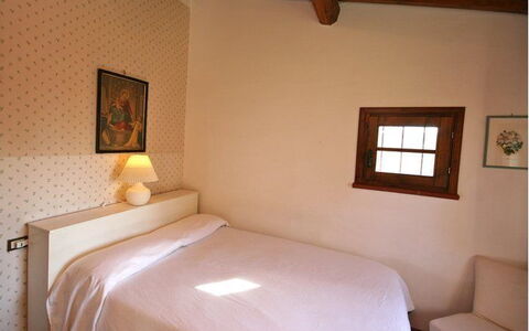 La Selva: Schlafzimmer, Zimmer, Bett, Möbel, Eigentum, Bettdecke, Bettrahmen, Wand, Interior Design, Gebäude