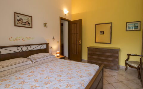 Sunflower: Schlafzimmer, Zimmer, Eigentum, Bett, Möbel, Bettdecke, Bettrahmen, Fussboden, Interior Design, Gebäude