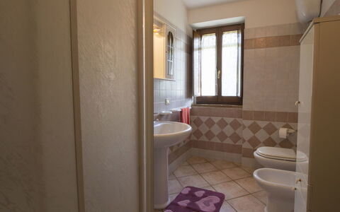 Sunflower: Eigentum, Zimmer, Badezimmer, Fussboden, Fliese, Gebäude, Interior Design, Haus, Grundeigentum, Die Architektur