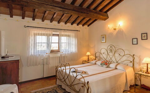 Città della Pieve 300: Schlafzimmer, Bett, Zimmer, Möbel, Eigentum, Decke, Bettrahmen, Interior Design, Gebäude, Bettdecke