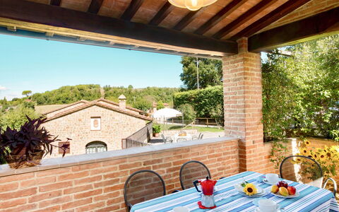Città della Pieve 300: Tabelle, Pflanze, Möbel, Regenschirm, Gebäude, Tisch Im Freien, Gartenmöbel, Schatten, Baum, Stuhl