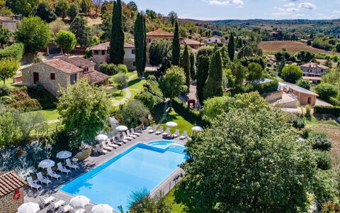 Città della Pieve 300: Wolke, Pflanze, Wasser, Himmel, Eigentum, Baum, Azurblau, Gebäude, Botanik, Schwimmbad