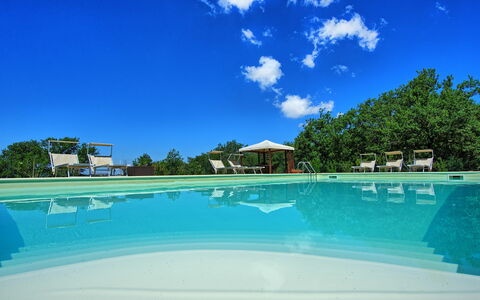 San Donato: Schwimmbad, Eigentum, Resort, Himmel, Urlaub, Grundeigentum, Wasser, Estate, Haus, Freizeit