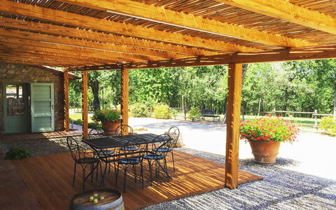 San Donato: Holz, Flooring, Möbel, Schatten, Fussboden, Holzbeize, Hartholz, Outdoor Struktur, Strahl, Garten