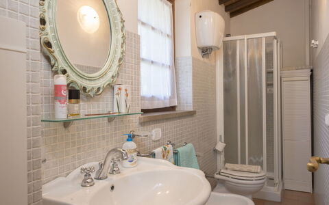 Città della Pieve 301: Badezimmer, Eigentum, Zimmer, Badezimmerschrank, Sinken, Interior Design, Zapfhahn, Bad Zubehör, Wand, Armatur