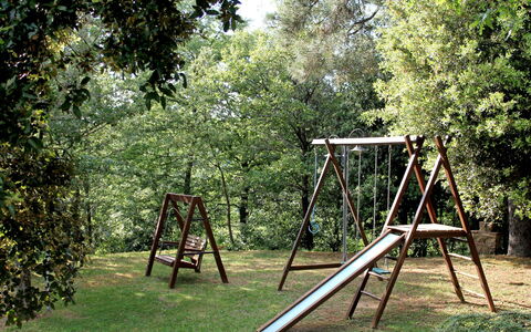 Città della Pieve 301: Schwingen, Spielmittel, Öffentlicher Raum, Spielplatz, Baum, Menschliche Siedlung, Gras, Erholung, Dschungel, Wald