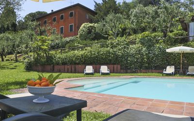 Villa Oleandri: Eigentum, Schwimmbad, Hinterhof, Wohngebiet, Haus, Grundeigentum, Garten, Zuhause, Gras, Gebäude