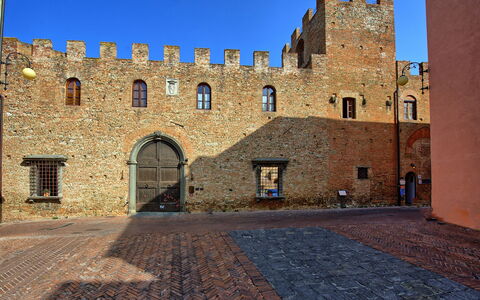 Certaldo: Befestigung, Mittelalterliche Architektur, Wand, Gebäude, Wahrzeichen, Schloss, Die Architektur, Himmel, Historische Seite, Geschichte
