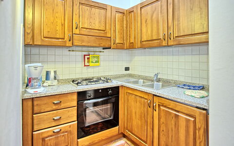 Certaldo: Countertop, Cabinetry, Zimmer, Eigentum, Küche, Möbel, Gelb, Grundeigentum, Gebäude, Zuhause