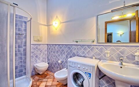 Certaldo: Badezimmer, Eigentum, Zimmer, Interior Design, Grundeigentum, Gebäude, Wäschekammer, Haus, Zuhause, Fliese
