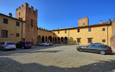 Certaldo: \Stadt, Blau, Eigentum, Gebäude, Fahrzeug, Auto, Luxus-Fahrzeug, Wand, Die Architektur, Menschliche Siedlung