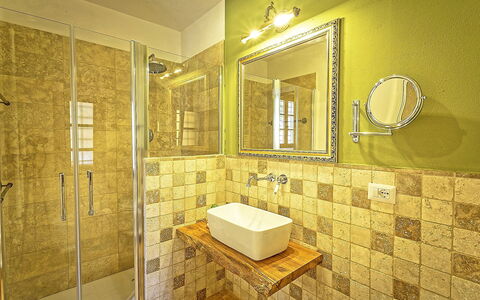 Villa Amadeo: Badezimmer, Zimmer, Eigentum, Interior Design, Fliese, Gelb, Gebäude, Wand, Grundeigentum, Fussboden