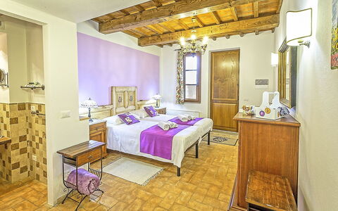 Villa Amadeo: Zimmer, Eigentum, Möbel, Interior Design, Schlafzimmer, Gebäude, Suite, Lila, Bett, Gelb