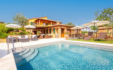 Villa Amadeo: Wasser, Pflanze, Himmel, Eigentum, Schwimmbad, Azurblau, Baum, Gebäude, Freizeit, Arecales