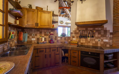Villa Amadeo: Countertop, Cabinetry, Zimmer, Möbel, Eigentum, Küche, Interior Design, Gebäude, Haus, Fussboden