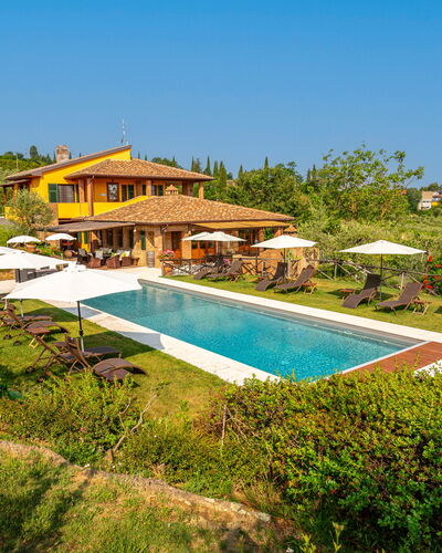 Villa Amadeo: Himmel, Wasser, Pflanze, Schwimmbad, Natürliche Landschaft, Schatten, Rechteck, Gebäude, Gartenmöbel, Arecales