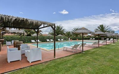 Castiglione Della Pescaia 50: Eigentum, Schwimmbad, Grundeigentum, Resort, Haus, Gebäude, Urlaub, Gras, Zuhause, Freizeit