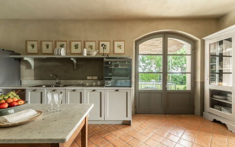 Villa Danilo: Countertop, Cabinetry, Möbel, Eigentum, Küchengerät, Herd, Küche, Haushaltsgerät, Holz, Interior Design
