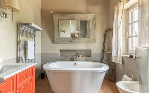 Villa Danilo: Spiegel, Zapfhahn, Armatur, Eigentum, Badezimmerschrank, Sinken, Badewanne, Cabinetry, Bad Sink, Badezimmer