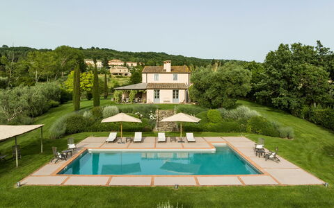 Villa Danilo: Himmel, Schwimmbad, Gebäude, Pflanze, Baum, Grundstueck, Gras, Landschaft, Rechteck, Natürliche Landschaft