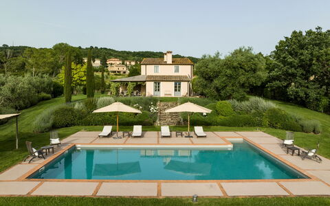 Villa Danilo: Wasser, Eigentum, Schwimmbad, Pflanze, Grün, Himmel, Azurblau, Baum, Gebäude, Gras