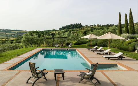Villa Danilo: Wasser, Himmel, Pflanze, Eigentum, Schwimmbad, Natur, Gartenmöbel, Schatten, Baum, Freizeit