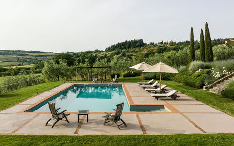 Villa Danilo: Himmel, Pflanze, Wasser, Schwimmbad, Baum, Gebäude, Gartenmöbel, Schatten, Freizeit, Rechteck