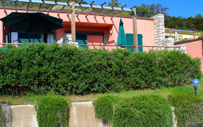 Portoferraio 100: Pflanze, Himmel, Eigentum, Botanik, Fenster, Grundstueck, Vegetation, Gras, Baum, Biome