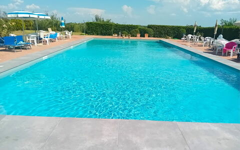 Fattoria le Chianacce: Wasser, Eigentum, Wolke, Schwimmbad, Himmel, Blau, Azurblau, Pflanze, Rechteck, Baum