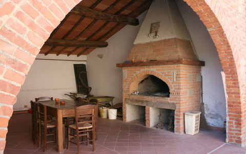 Fattoria le Chianacce: Feuerstelle, Steinofen, Eigentum, Zimmer, Bogen, Gebäude, Kamin, Haus, Backstein, Grundeigentum