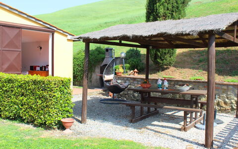 Villa Alabastro: Pflanze, Eigentum, Außenbank, Schatten, Gartenmöbel, Grundstueck, Tisch Im Freien, Tabelle, Freizeit, Picknicktisch