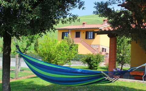 Villa Alabastro: Pflanze, Gebäude, Fahrzeug, Fenster, Boot, Boote Und Boating - Geräte Und Materialien, Baum, Watercraft, Azurblau, Schatten