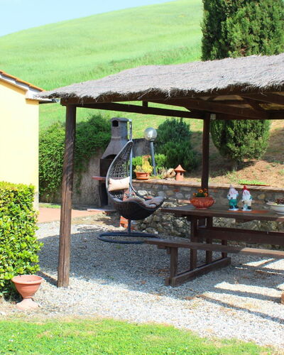 Villa Alabastro: Pflanze, Eigentum, Außenbank, Schatten, Gartenmöbel, Grundstueck, Tisch Im Freien, Tabelle, Freizeit, Picknicktisch